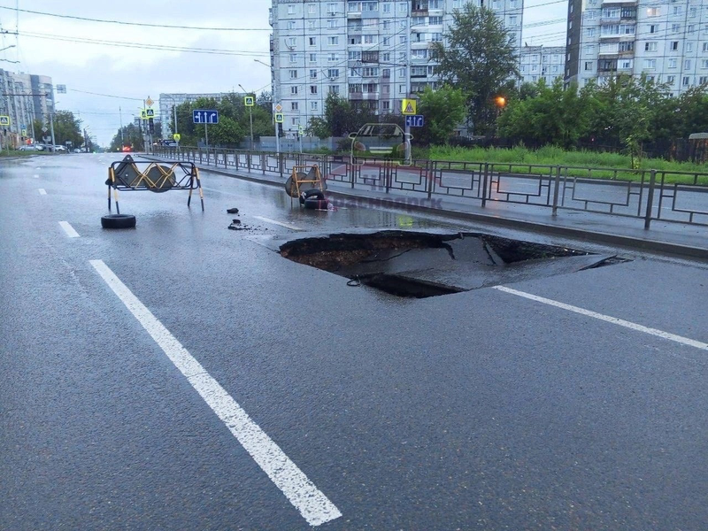 «Залповые» дожди открыли очередной «портал в красноярское метро» на Воронова