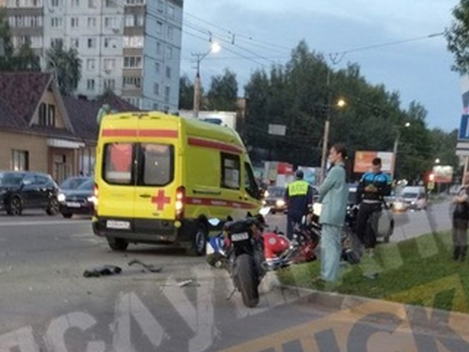 В Смоленске два человека пострадали в жёстком ДТП с мотоциклом