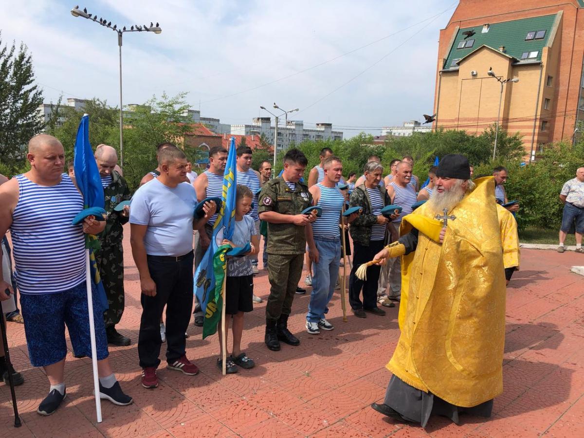 День ВДВ в Чите начался с молитвы