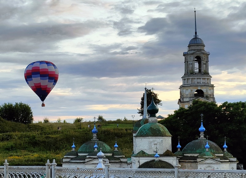 Вечер в Старице прошёл под небом и на земле