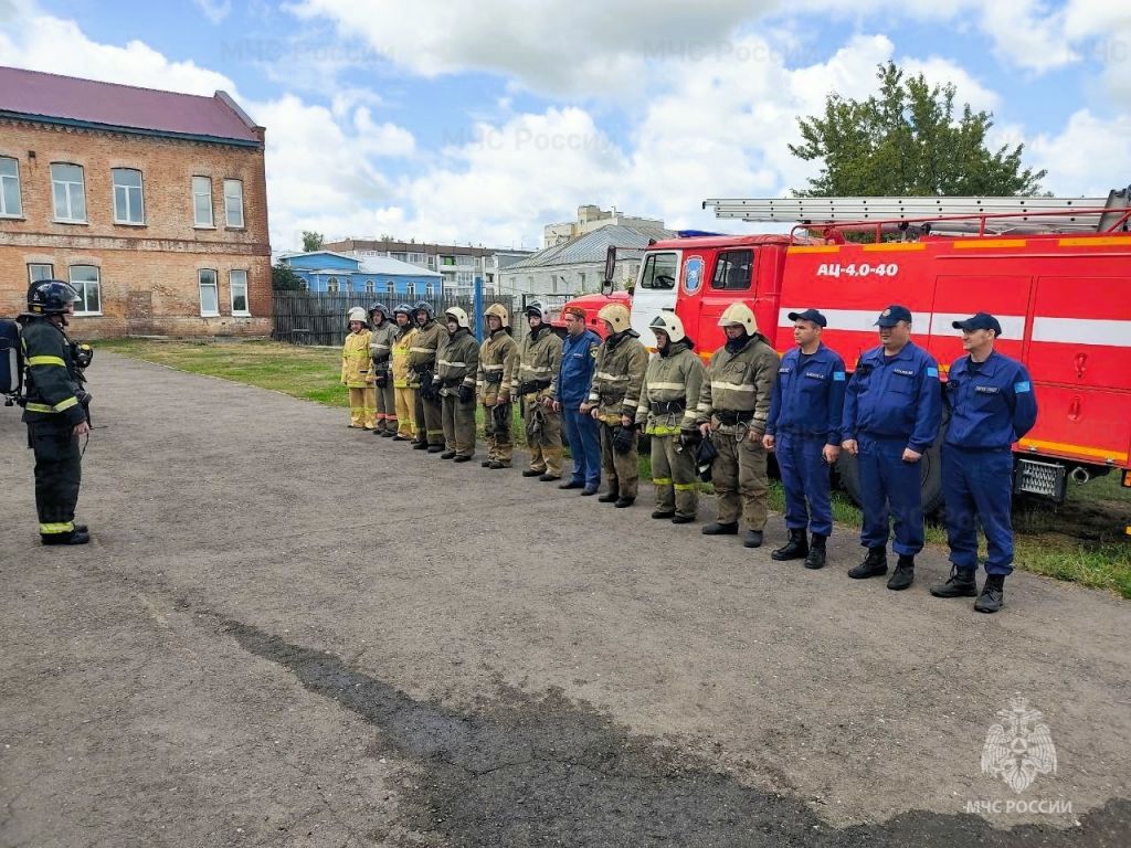 Спасатели провели противопожарные учения в одной из тамбовских школ