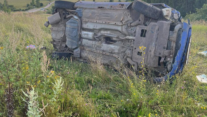 Смертельное ДТП в Смоленской области - опрокинутый набок автомобиль и множество пострадавших