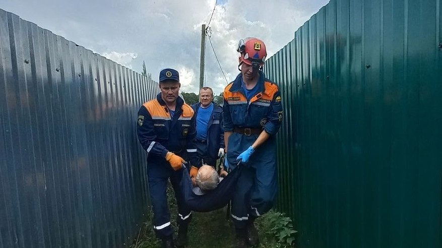 Сотрудники службы спасения донесли сломавшего ногу в овраге дачника до врачей