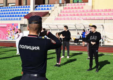 В рамках Всероссийской акции «Зарядка со стражем порядка» в Нарьян-Маре состоялось спортивное мероприятие для молодежи