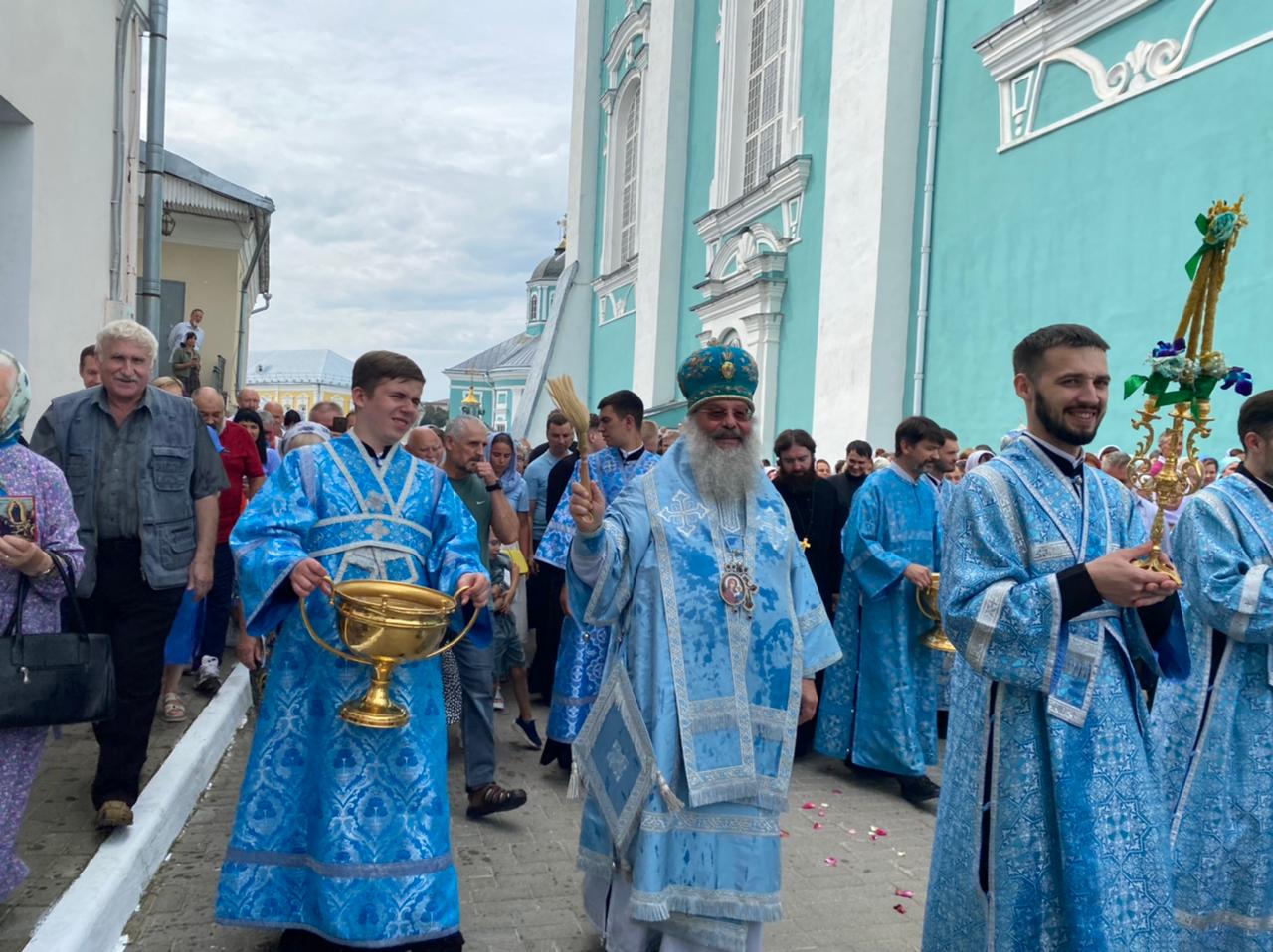 Митрополит Евгений вместе с Преосвященными архипастырями совершил Божественную литургию в Успенском кафедральном соборе Смоленска