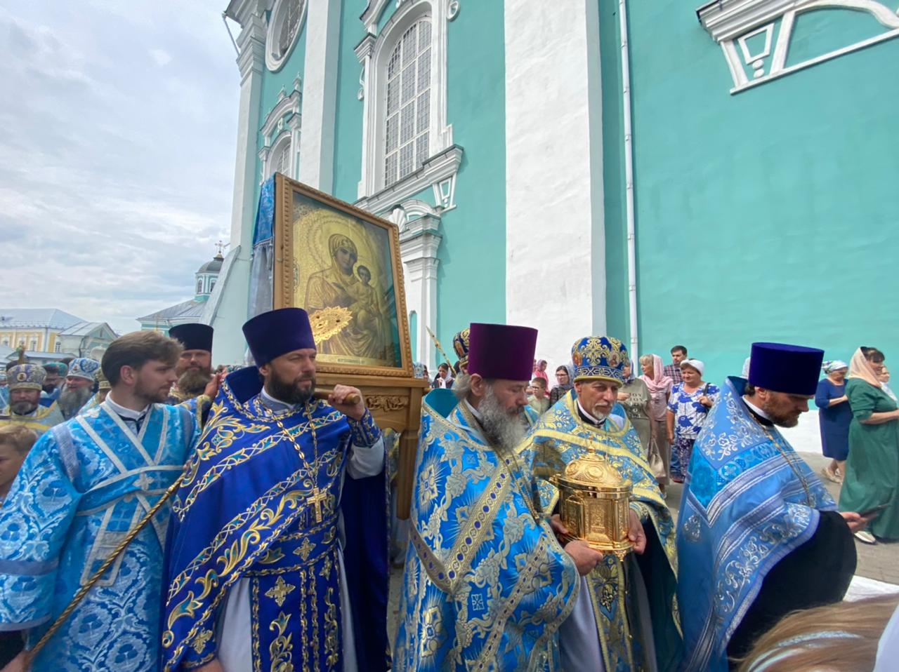 Митрополит Евгений вместе с Преосвященными архипастырями совершил Божественную литургию в Успенском кафедральном соборе Смоленска