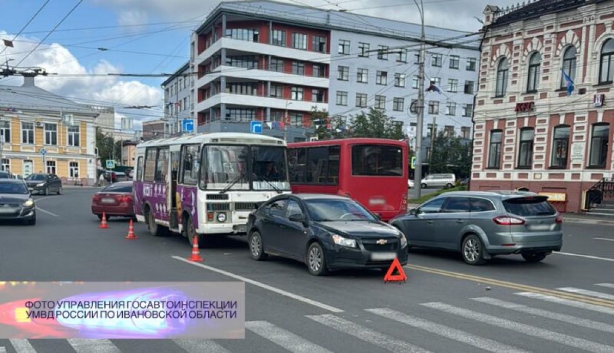 В Иванове водитель иномарки попала в больницу после наезда автобуса