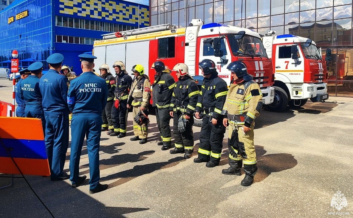 Пожарные &quot;тушили&quot; дом мебели