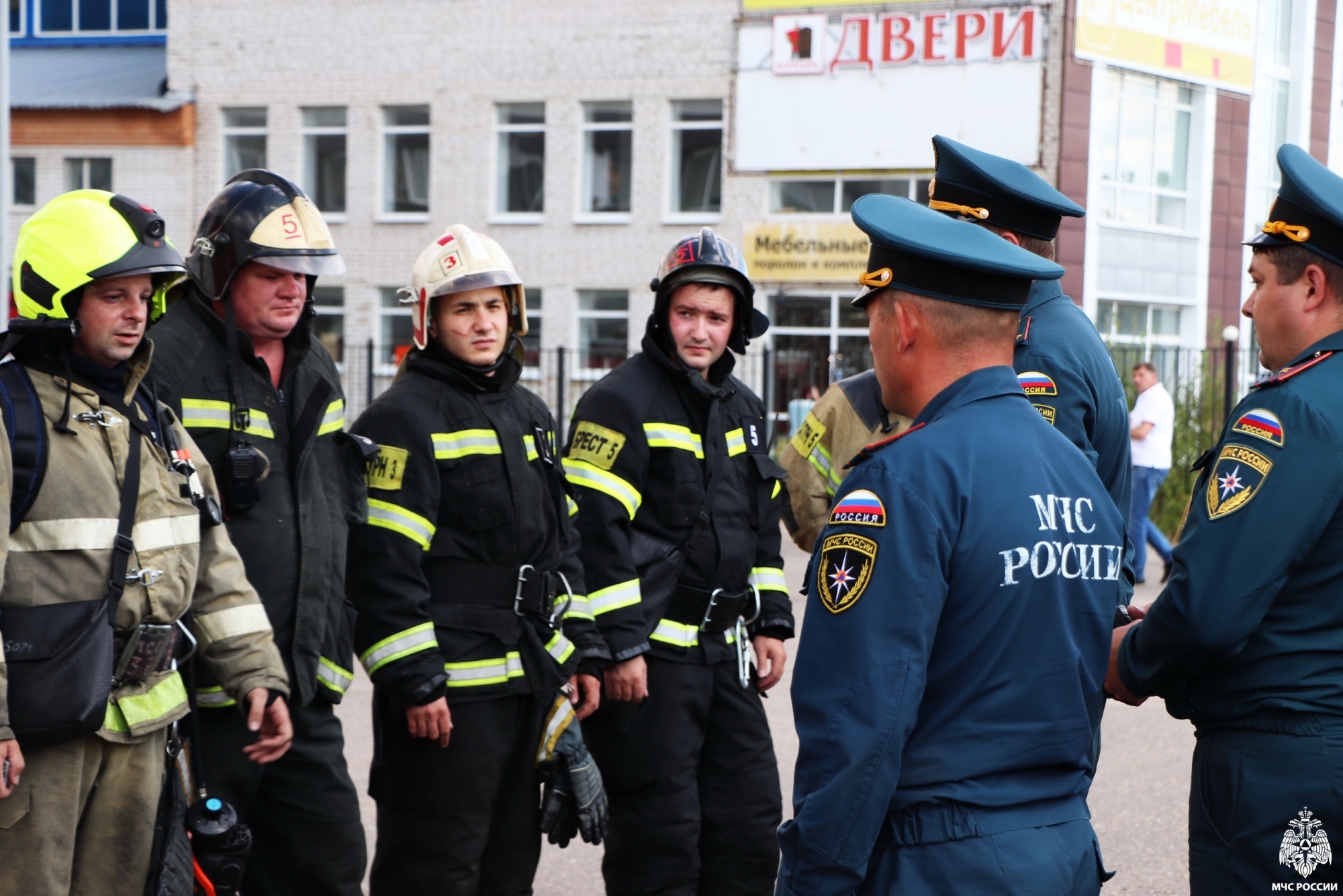 Пожарные &quot;тушили&quot; дом мебели