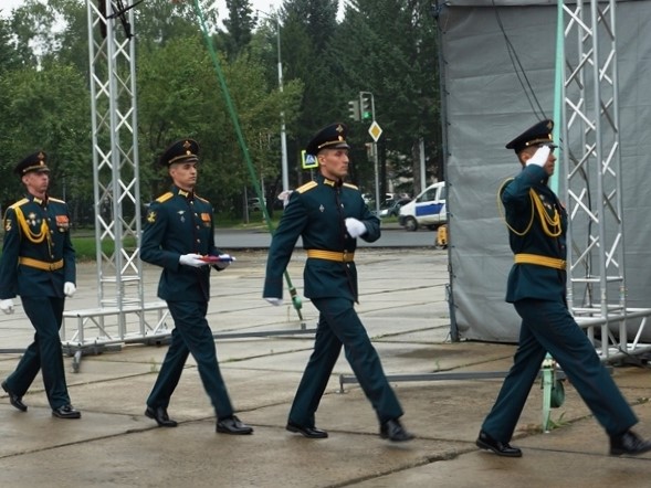 В Биробиджане состоялась торжественная церемония поднятия Государственного флага России