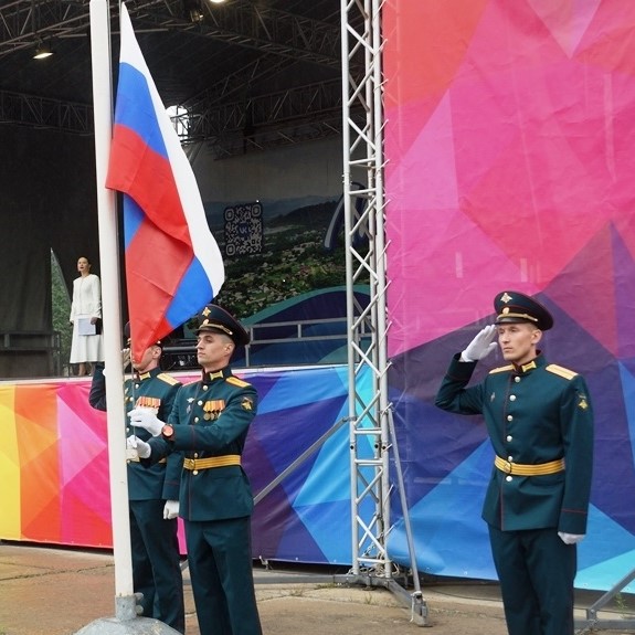 В Биробиджане состоялась торжественная церемония поднятия Государственного флага России