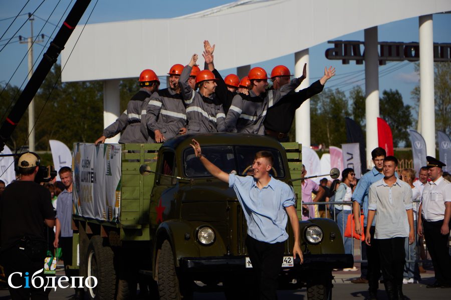 Главный праздник Кузбасса: в Кемерове День Шахтёра отмечали как на земле, так и в небе