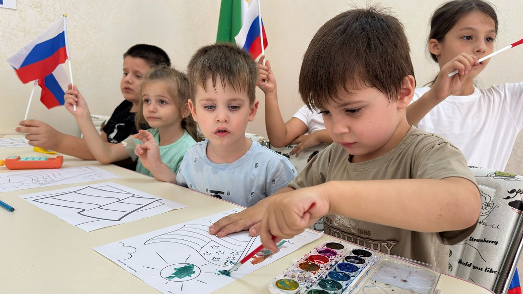 В ГБУ “Аргунский МСРЦ ДОВ” прошла познавательная беседа, посвященная Дню Государственного флага Российской Федерации