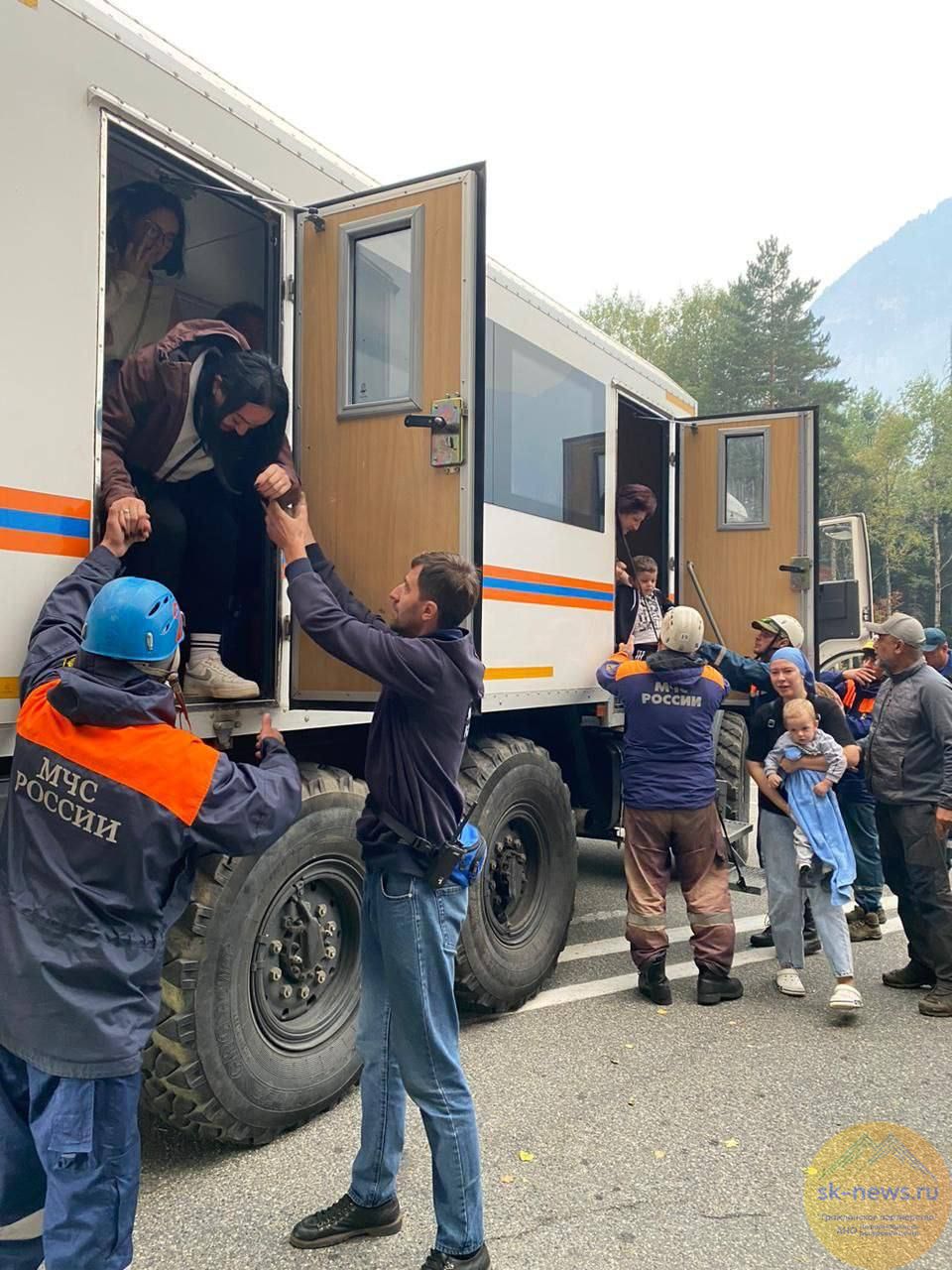 Спасатели МЧС эвакуировали 236 человек из зоны возгорания в Гоначхирском ущелье КЧР