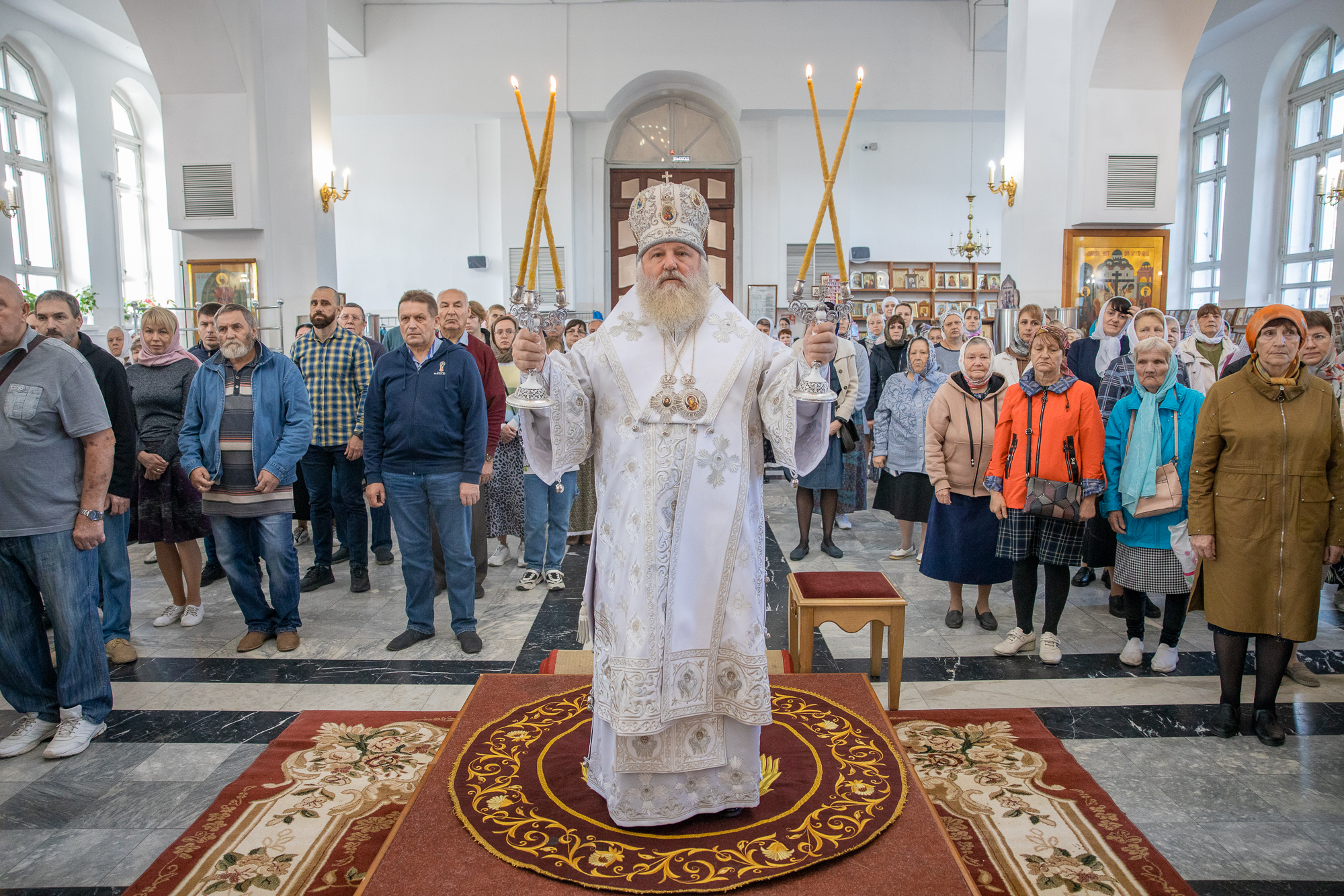 В Неделю 9-ю по Пятидесятнице митрополит Павел совершил Литургию в кафедральном соборе в честь свт. Алексия Московского г. Нягани