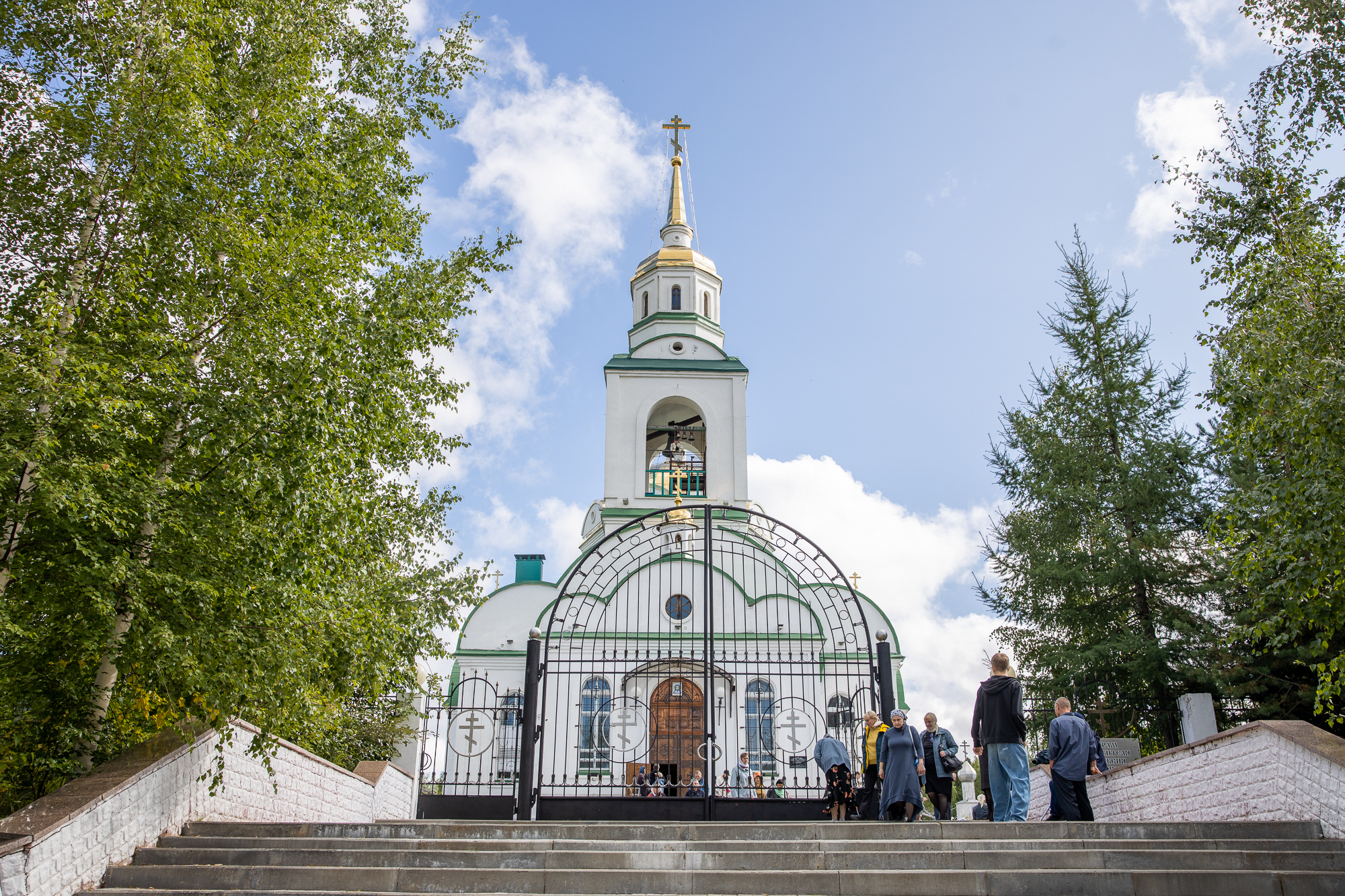 В Неделю 9-ю по Пятидесятнице митрополит Павел совершил Литургию в кафедральном соборе в честь свт. Алексия Московского г. Нягани