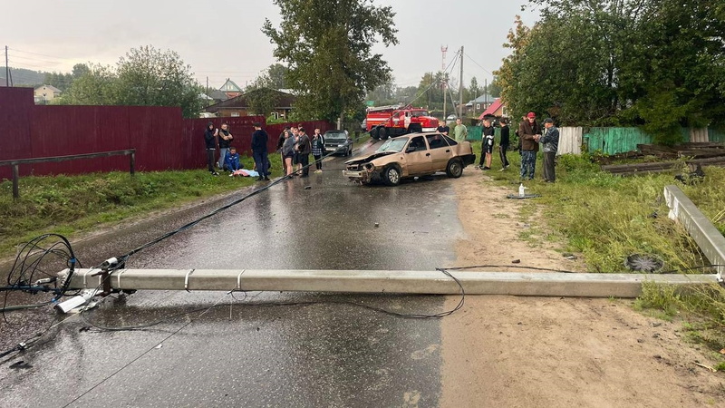 Машина снесла опору ЛЭП в поселке Томского района