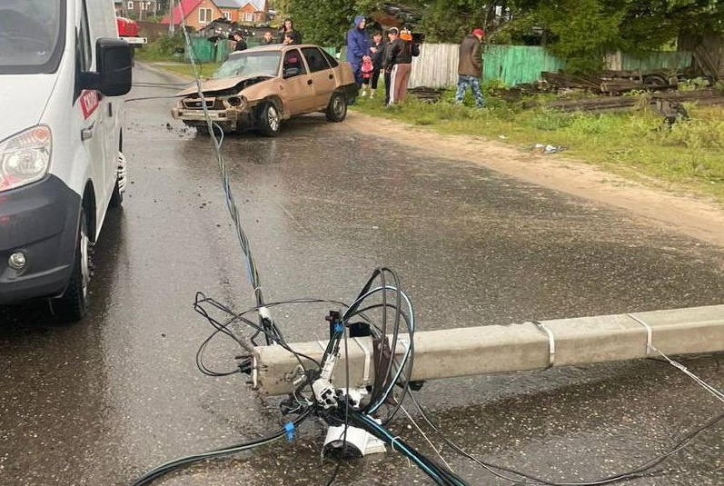 Машина снесла опору ЛЭП в поселке Томского района