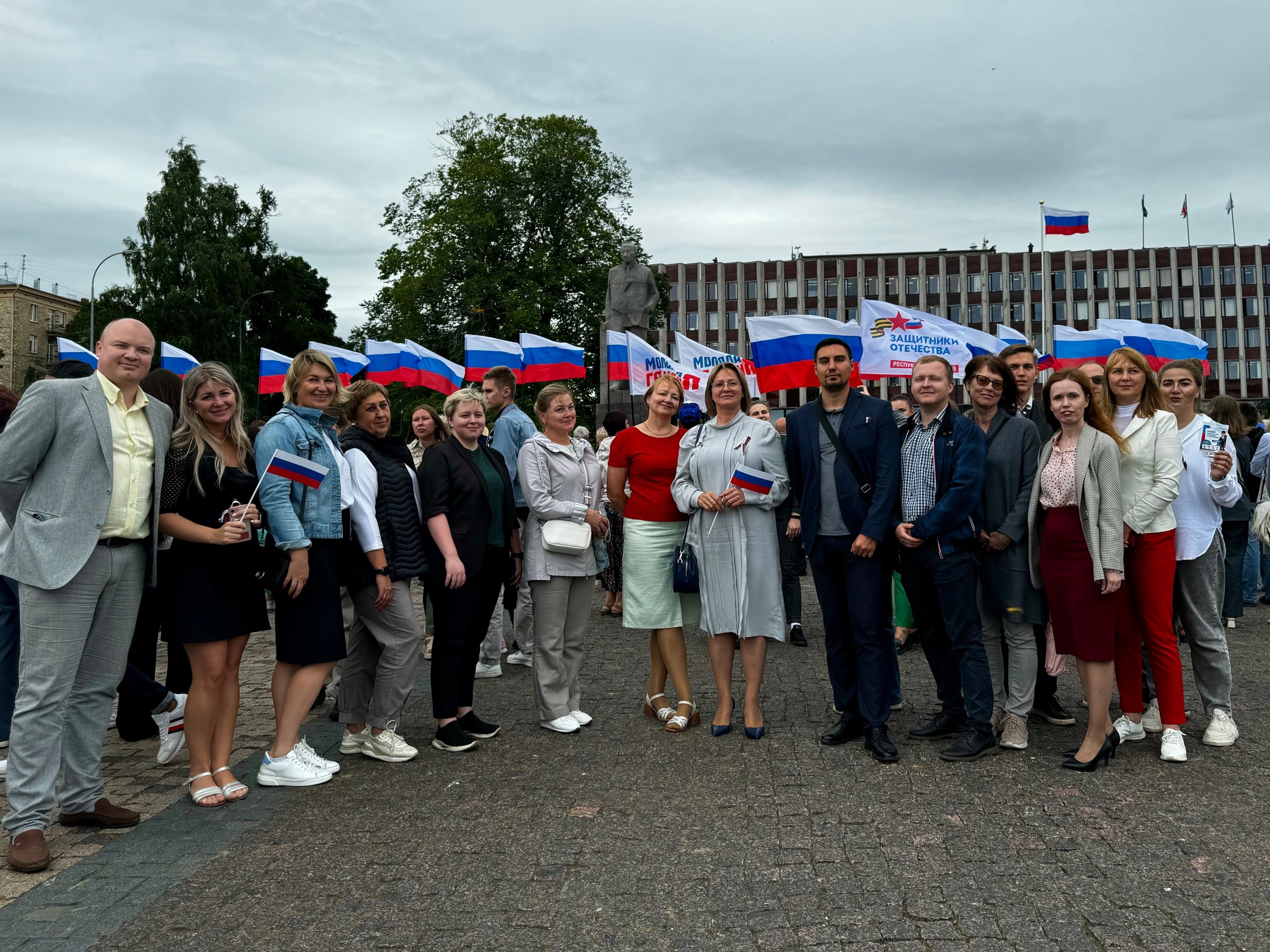 Отмечаем День Российского флага!