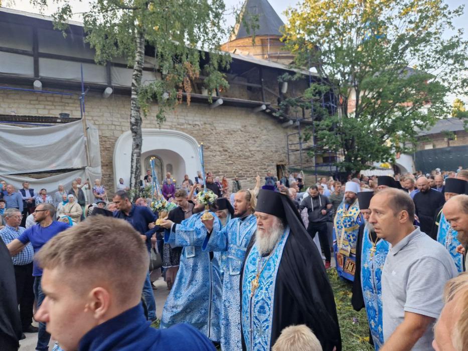 Праздничные богослужения в честь Успения Пресвятой Богородицы пройдут в Псково-Печерском монастыре