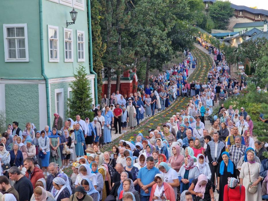 Праздничные богослужения в честь Успения Пресвятой Богородицы пройдут в Псково-Печерском монастыре