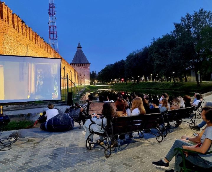 В центре Смоленска пройдет третий кинопоказ под открытым небом