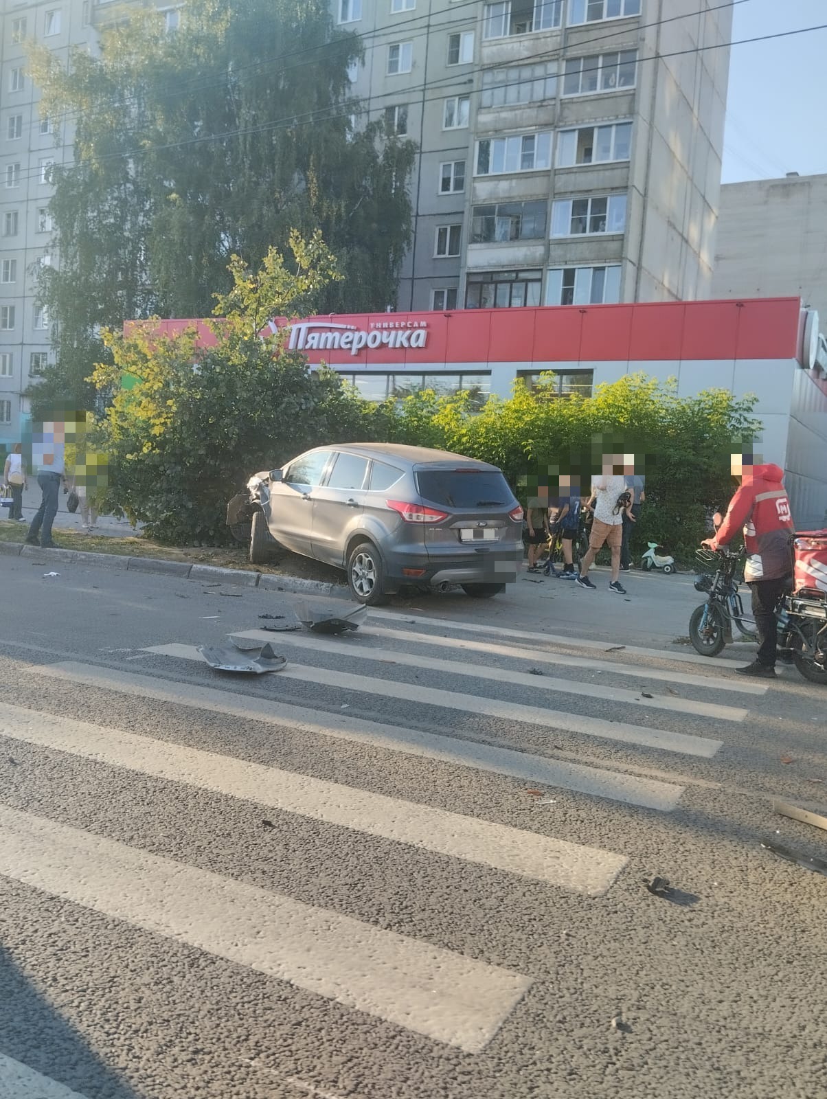 В Твери на проспекте Ленина легковушка после ДТП вылетела на тротуар и врезалась в дерево