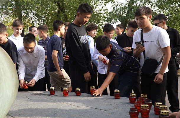 Акция «Свеча памяти» прошла в Элисте в День солидарности в борьбе с терроризмом