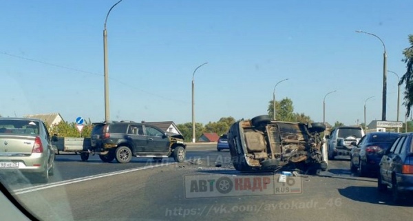 В Курской области на трассе перевернулась машина