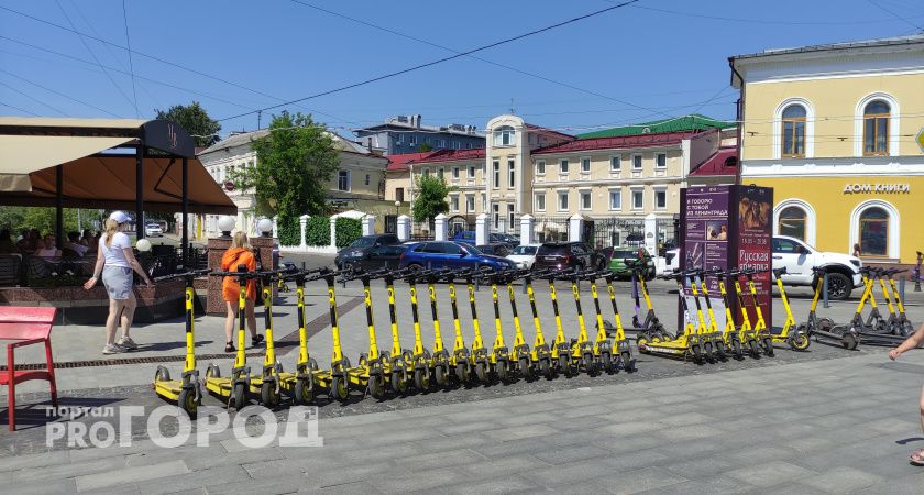 Минтранс предложил ограничить скорость езды на самокате вблизи пешеходов