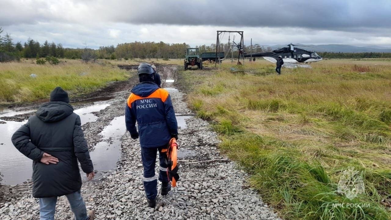 Спасатели на вертолете эвакуировали раненого сторожа с рыбной базы на Колыме