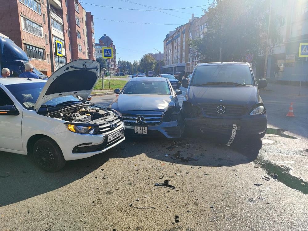 Главные новости за 17 сентября Йошкар-Ола: массовая авария с пострадавшей трехлетняя девочка под колесами и другие