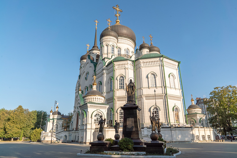 В праздник Собора Воронежских святых митрополит Воронежский и Лискинский Сергий возглавил Божественную литургию в сослужении Преосвященных Архипастырей и сонма духовенства