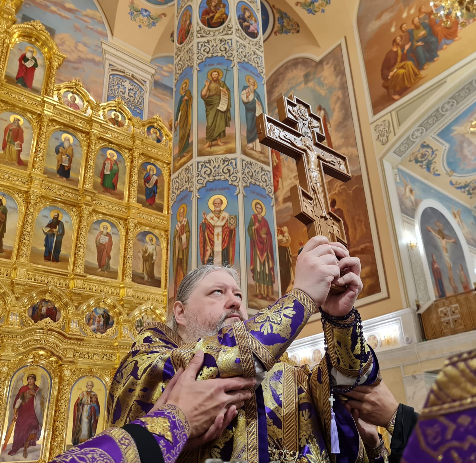 Митрополит Корнилий совершил всенощное бдение в канун праздника Крестовоздвижения