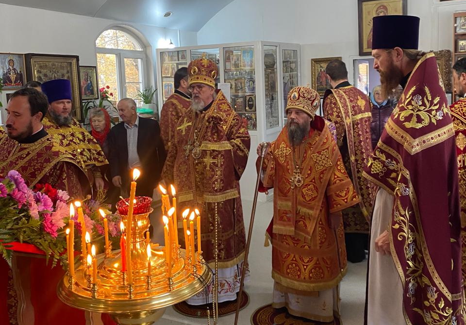 Митрополит Димитрий и епископ Николай совершили Литургию в храме Воздвижения Креста Господня в Чите