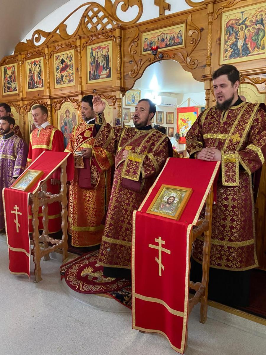 Митрополит Димитрий и епископ Николай совершили Литургию в храме Воздвижения Креста Господня в Чите