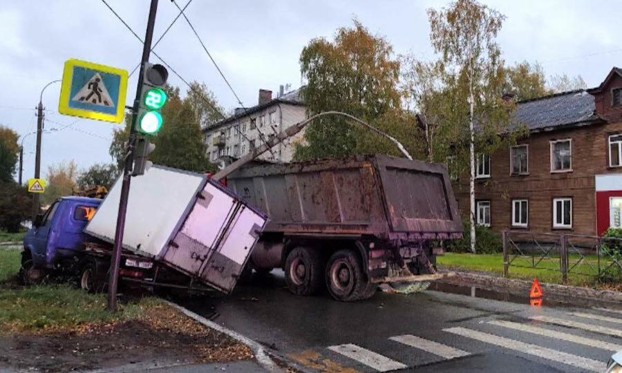 В Архангельске на большегруз упала световая опора, после того как в неё врезалась ГАЗель