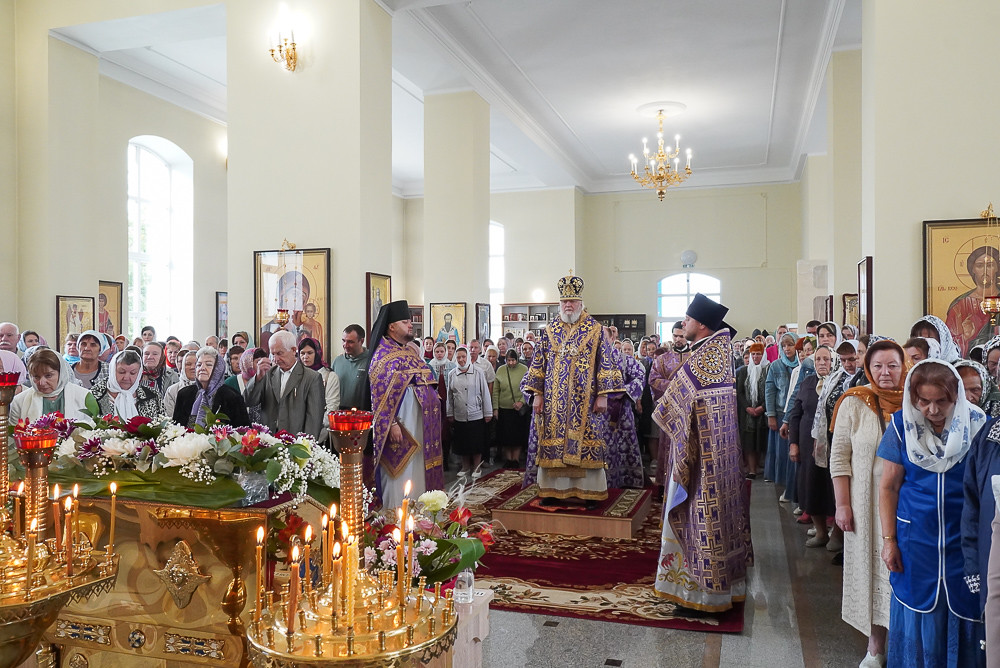 Митрополит Герман совершил литургию в храме Воздвижения Честного и Животворящего Креста Господня