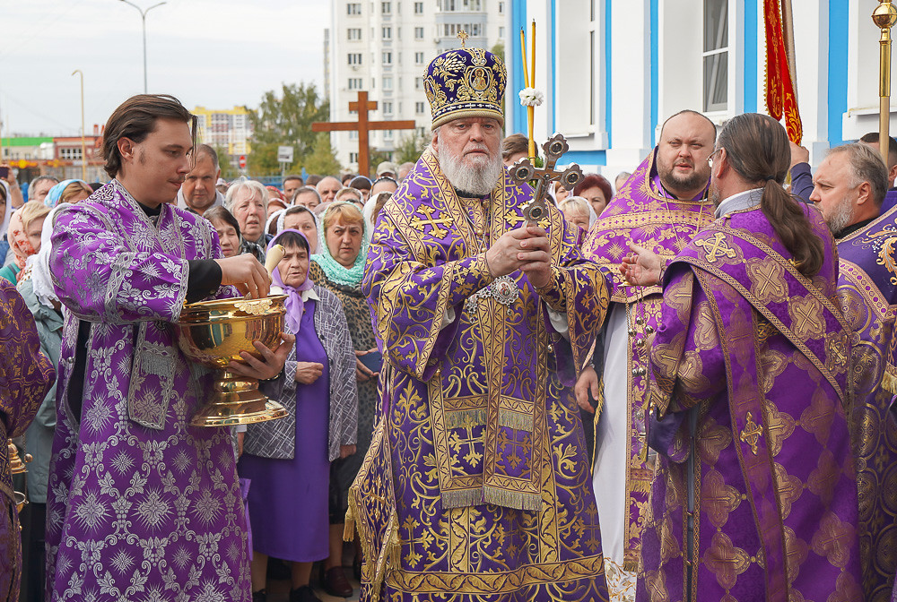 Митрополит Герман совершил литургию в храме Воздвижения Честного и Животворящего Креста Господня