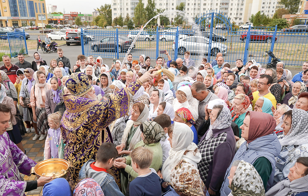 Митрополит Герман совершил литургию в храме Воздвижения Честного и Животворящего Креста Господня