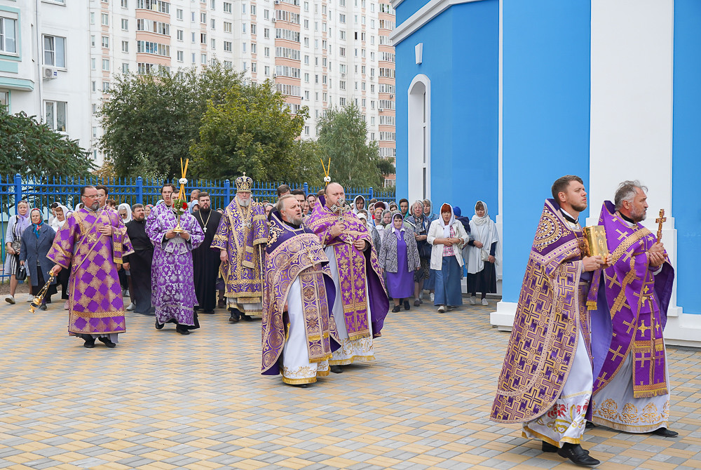 Митрополит Герман совершил литургию в храме Воздвижения Честного и Животворящего Креста Господня