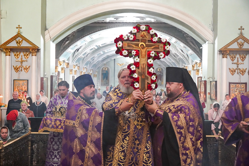 Всенощное бдение с чином Воздвижения Честного и Животворящего Креста Господня