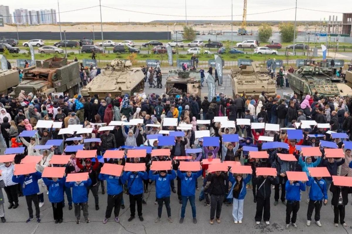 Молодогвардейцы Югры организовали флешмоб в честь Дня воссоединения новых регионов с РФ