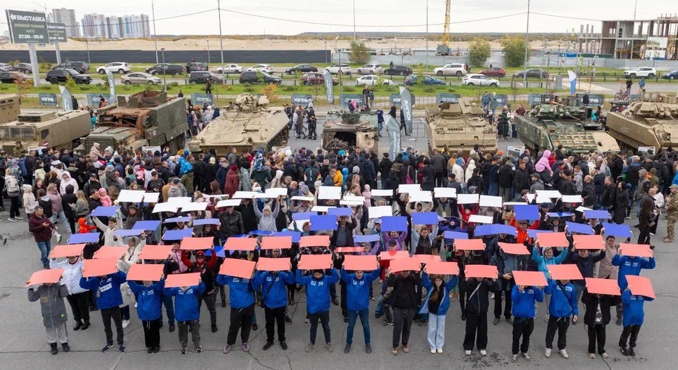 Молодогвардейцы Югры организовали флешмоб в честь Дня воссоединения новых регионов с РФ