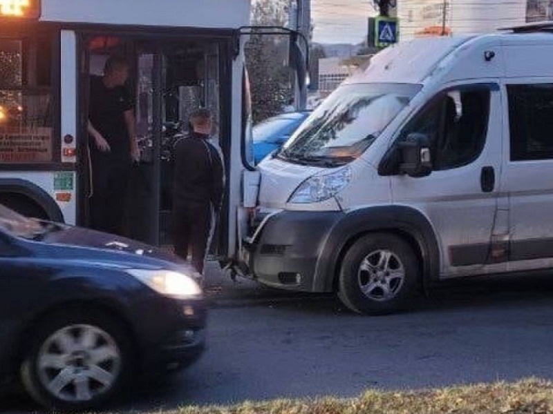 ДТП в Брянске: маршрутка врезалась в автобус, водителю маршрутки стало плохо