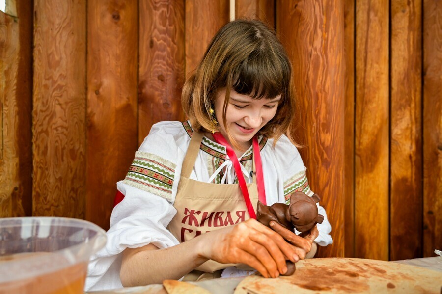 Шаманские маски, драконы и сюр ручной работы: в Благовещенске прошел IV фестиваль «Живая глина» (видео)