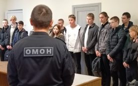 Сотрудники ОМОН рассказали о своей службе курганским школьникам