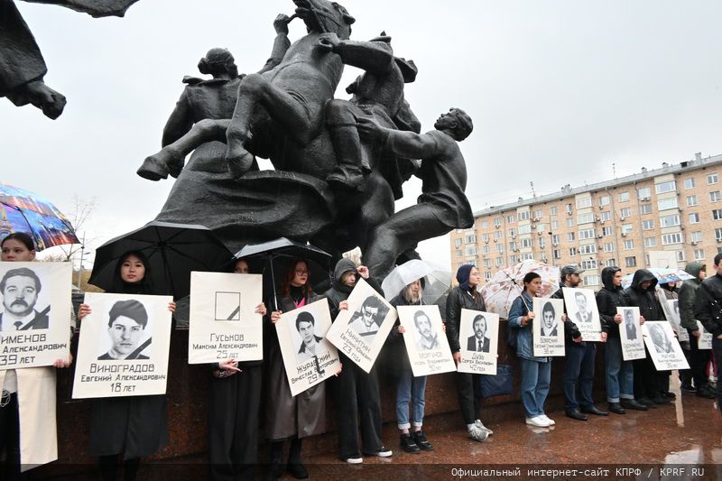 Преступление, которому нет оправдания! 4 октября в Москве, у памятника Героям Революции 1905 года прошёл митинг, посвящённый 31-й годовщине трагических событий «чёрного октября»