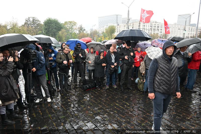 Преступление, которому нет оправдания! 4 октября в Москве, у памятника Героям Революции 1905 года прошёл митинг, посвящённый 31-й годовщине трагических событий «чёрного октября»