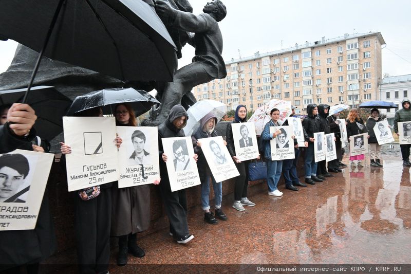 Преступление, которому нет оправдания! 4 октября в Москве, у памятника Героям Революции 1905 года прошёл митинг, посвящённый 31-й годовщине трагических событий «чёрного октября»